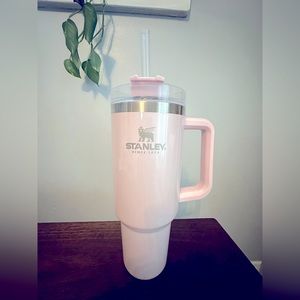 Light pink Stanley cup. UGC. all pieces included.